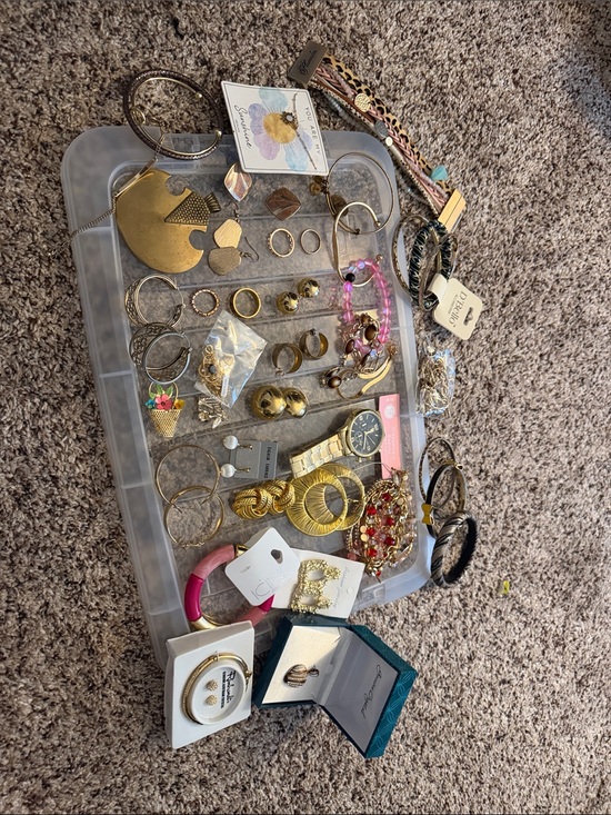 Jewelry - Lot of Gold Tone Jewelry